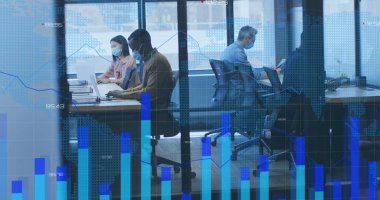 Ofiste maske takan çeşitli iş adamlarının finansal veri işleme görüntüsü. covid 19 salgın konsepti dijital olarak oluşturulmuş görüntü sırasında küresel iş ve dijital arayüz.