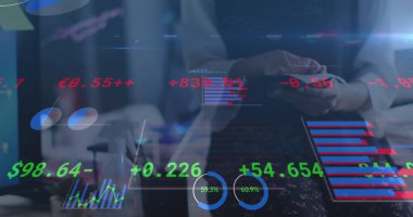 Ofisteki iş kadını dezenfekte tabletinin mali veri işleme görüntüsü. covid 19 salgın konsepti dijital olarak oluşturulmuş görüntü sırasında küresel iş ve dijital arayüz.