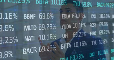 İş adamının mali veri işleme görüntüsü. küresel iş, veri işleme ve dijital arayüz kavramı dijital olarak oluşturulmuş görüntü.