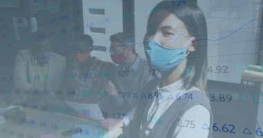 Toplantıda yüz maskesi takmış çeşitli iş adamlarının mali veri işleme görüntüsü. covid 19 salgın konsepti dijital olarak oluşturulmuş görüntü sırasında küresel iş ve dijital arayüz.