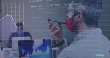 Ofiste akıllı telefon kullanan yüz maskeli bir iş adamının mali veri işleme görüntüsü. covid 19 salgın konsepti dijital olarak oluşturulmuş görüntü sırasında küresel iş ve dijital arayüz.