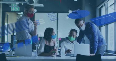 Toplantıda yüz maskesi takmış çeşitli iş adamlarının mali veri işleme görüntüsü. covid 19 salgın konsepti dijital olarak oluşturulmuş görüntü sırasında küresel iş ve dijital arayüz.