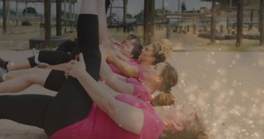 Engelli parkurunda egzersiz yapan farklı kadınların üzerindeki ışık lekeleri. Küresel spor, sağlık, fitness ve dijital arayüz kavramı dijital olarak oluşturulmuş görüntü.