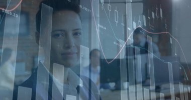 Konferanstaki iş adamlarının istatistiksel işlemleri. küresel iş, veri işleme ve dijital arayüz kavramı dijital olarak oluşturulmuş görüntü.