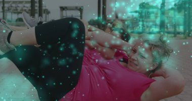 Engelli parkurunda egzersiz yapan farklı kadınların üzerindeki ışık lekeleri. Küresel spor, sağlık, fitness ve dijital arayüz kavramı dijital olarak oluşturulmuş görüntü.