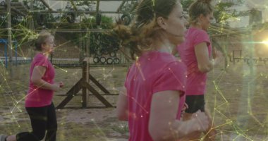 Engelli koşu parkurundaki çeşitli kadınların üzerindeki şekiller. Küresel spor, sağlık, fitness ve dijital arayüz kavramı dijital olarak oluşturulmuş görüntü.