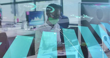 Ofisteki bilgisayarı kullanarak maske takan iş kadınının mali veri işleme görüntüsü. covid 19 salgın konsepti dijital olarak oluşturulmuş görüntü sırasında küresel iş ve dijital arayüz.