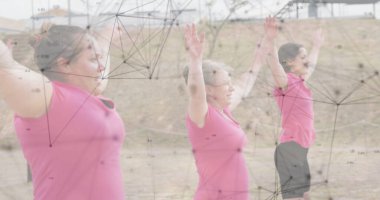 Engelli parkurunda egzersiz yapan farklı kadınların üzerindeki şekiller. Küresel spor, sağlık, fitness ve dijital arayüz kavramı dijital olarak oluşturulmuş görüntü.