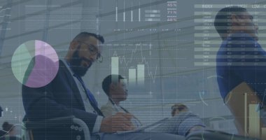 Konferanstaki iş adamlarının istatistiksel işlemleri. küresel iş, veri işleme ve dijital arayüz kavramı dijital olarak oluşturulmuş görüntü.