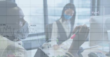 Yüz maskeli bir işadamının ofiste notlar alırken çekilmiş mali veri görüntüsü. covid 19 salgın konsepti dijital olarak oluşturulmuş görüntü sırasında küresel iş ve dijital arayüz.