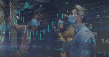 Yüzü maskeli ve not alan çeşitli iş adamlarının mali veri işleme görüntüsü. covid 19 salgın konsepti dijital olarak oluşturulmuş görüntü sırasında küresel iş ve dijital arayüz.