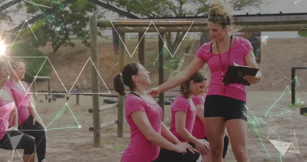 Engelli koşusu antrenmanında koçu olan farklı kadınların üzerindeki şekiller. Küresel spor, sağlık, fitness ve dijital arayüz kavramı dijital olarak oluşturulmuş görüntü.