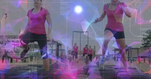 Engelli koşu parkurunda çeşitli kadınlar üzerinde şekil ve veri işleme görüntüsü. Küresel spor, sağlık, fitness ve dijital arayüz kavramı dijital olarak oluşturulmuş görüntü.