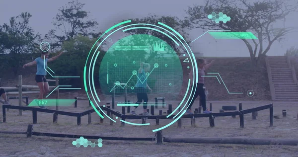 Engelli koşu parkurunda çeşitli kadınların veri işleme görüntüsü. Küresel spor, sağlık, fitness ve dijital arayüz kavramı dijital olarak oluşturulmuş görüntü.