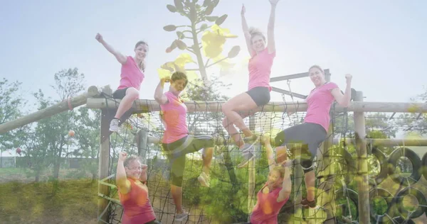 Engelli parkurunda çeşitli kadınların üzerindeki bitkilerin el kaldırması. Küresel spor, sağlık, fitness ve dijital arayüz kavramı dijital olarak oluşturulmuş görüntü.