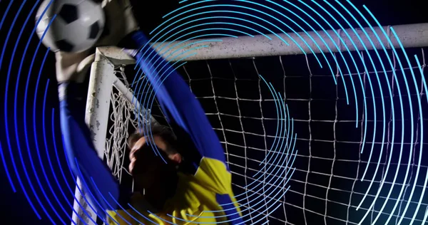Mavi Çizgili Spiral Top Tutucu Erkek Kalecinin Üzerinde Dönüyor Spor — Stok fotoğraf
