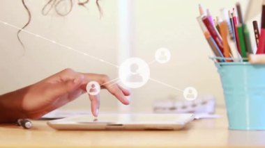 Tablet kullanan melez kadın üzerindeki simgelerle bağlantı ağının canlandırılması.