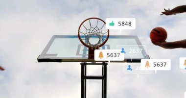 Çeşitli basketbol oyuncuları üzerinde dijital veri işleme animasyonu. Küresel spor, sosyal medya, bağlantılar, hesaplama ve veri işleme kavramı dijital olarak oluşturulmuş video.