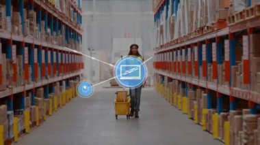 Medya simgelerinin animasyonu, depoda paspas süren melez kadın işçiler üzerinde. Bağlantı, iş, nakliye, endüstri ve iletişim, dijital olarak oluşturulmuş video.