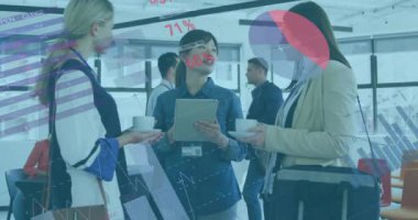 Ofisteki çeşitli iş adamları üzerinde finansal veri işleme animasyonu. Küresel finans, iş, bağlantılar, hesaplama ve veri işleme kavramı dijital olarak oluşturulmuş video.