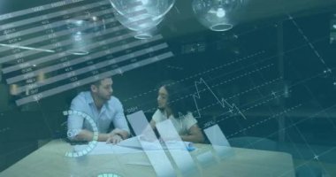 Ofisteki çeşitli iş adamları üzerinde finansal veri işleme animasyonu. Küresel finans, iş, bağlantılar, hesaplama ve veri işleme kavramı dijital olarak oluşturulmuş video.