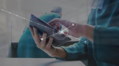 Hastanede tablet kullanan beyaz erkek cerrah üzerindeki bağlantıların animasyonu. Küresel tıp, bağlantılar, hesaplama ve veri işleme kavramı dijital olarak oluşturulmuş video