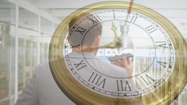 스마트 폰에서 말하는 코카서스 사업가에 빠르게 움직이는 손으로 시계의 애니메이션 — 비디오