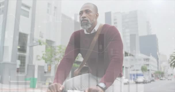 非洲裔美国商人在城市骑自行车的财务数据处理动画 全球金融 计算和数据处理概念 — 图库视频影像