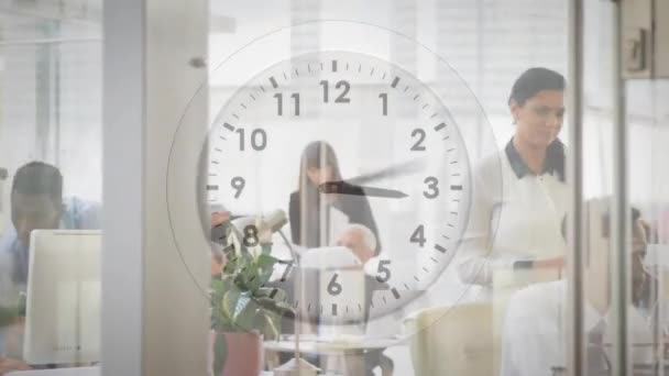 Animacja Zegara Szybko Poruszającymi Się Rękami Nad Różnymi Kolegami Biurze — Wideo stockowe