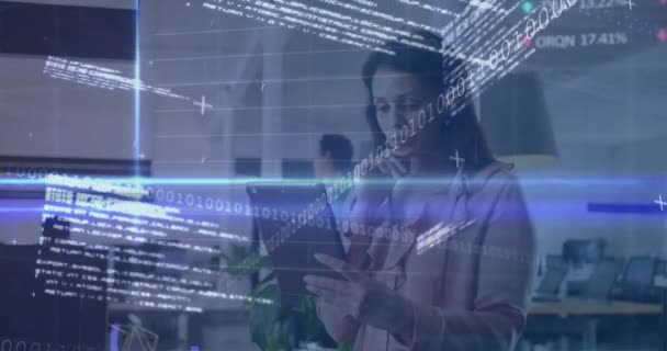 オフィスにタブレットを設置した女性の財務データ処理のアニメーション グローバルファイナンス ビジネス コネクション コンピューティング データ処理コンセプトデジタル生成ビデオ — ストック動画
