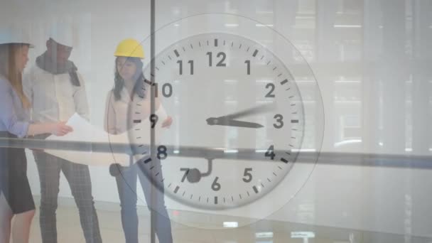 ブループリントを研究する多様な建築家の上に素早く手を動かす時計のアニメーション デザイン アーキテクチャ チームワーク コミュニケーション デジタル生成されたビデオ — ストック動画