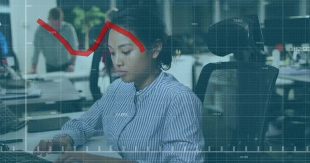 Animación Del Procesamiento Datos Financieros Sobre Mujer Negocios Birracial Cargo — Vídeo de stock