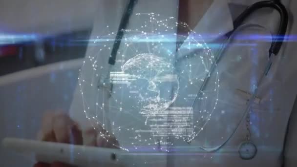 タブレットを使用して女性医師を超えるデータ処理のアニメーション グローバル医療 コネクション コンピューティング データ処理のコンセプトをデジタル生成したビデオ — ストック動画