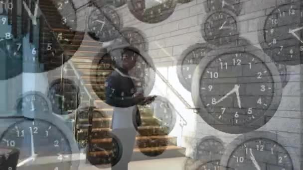Animación Relojes Caídos Con Manos Rápidas Sobre Hombre Negocios Caucásico — Vídeo de stock