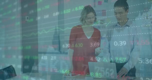 Pénzügyi Adatfeldolgozás Élénkítése Hivatalban Lévő Különböző Üzletemberek Körében Globális Pénzügyi — Stock videók