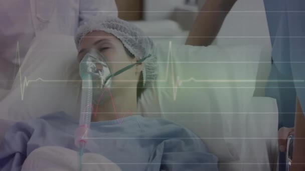 酸素マスクにおける白人女性患者に対するデータ処理のアニメーション グローバル医療 コネクション コンピューティング データ処理のコンセプトをデジタル生成したビデオ — ストック動画