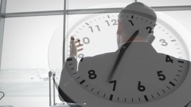 Animación Reloj Con Manos Rápidas Sobre Hombre Negocios Caucásico Aeropuerto — Vídeos de Stock