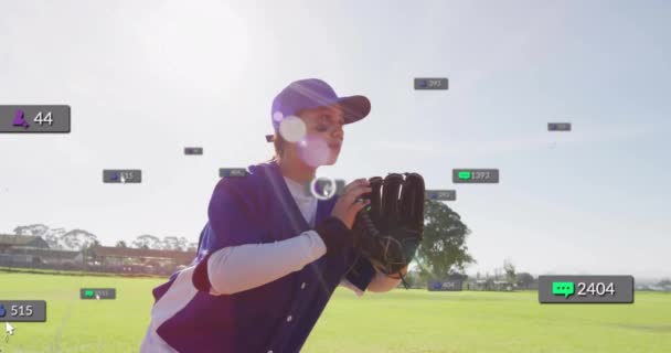 Анімація Цифрової Обробки Даних Над Жіночим Бейсболістом Полі Глобальний Спорт — стокове відео