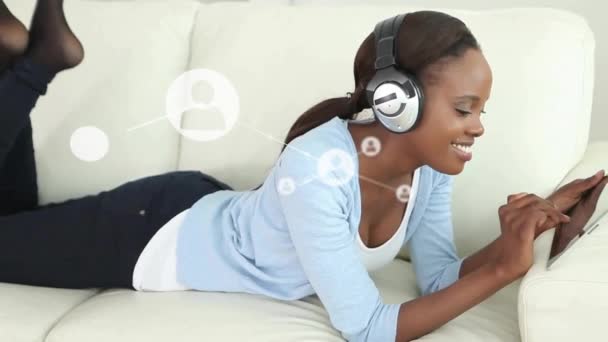 태블릿을 아프리카계 미국인 여자를 아이콘과 연결의 네트워크의 애니메이션 글로벌 컴퓨팅 — 비디오