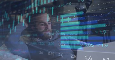 Bilgisayarla yorgun Kafkas iş adamının veri işleme görüntüsü. küresel ağlar, iş dünyası, veri işleme ve dijital arayüz kavramı dijital olarak oluşturuldu.