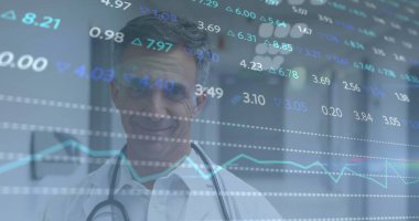 Steteskoplu erkek doktorların veri işleme ve istatistikleri. tıp, dijital arayüz ve veri işleme kavramı dijital olarak oluşturulmuş görüntü.