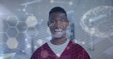 Hastanedeki Afrikalı Amerikalı erkek doktor üzerinde insan beyni ve veri işleme görüntüsü. Küresel tıp, sağlık, bağlantılar, hesaplama ve veri işleme kavramı dijital olarak oluşturulmuş görüntü.