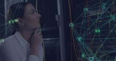 Kafkas kadın sunucu oda çalışanı üzerindeki bağlantılar ve simgelerin görüntüsü. Bulut hesaplama konsepti dijital olarak oluşturulmuş resim.