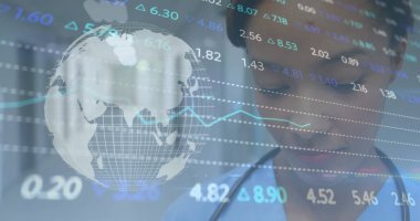 Steteskoplu kadın doktor üzerinde veri işleme ve küre görüntüsü. tıp, dijital arayüz ve veri işleme kavramı dijital olarak oluşturulmuş görüntü.