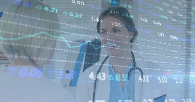 Veri işleme görüntüsü ve hastası olan kadın doktor istatistikleri. tıp, dijital arayüz ve veri işleme kavramı dijital olarak oluşturulmuş görüntü.