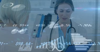 Kadın doktor ve hasta hakkındaki veri işleme ve istatistikleri. tıp, dijital arayüz ve veri işleme kavramı dijital olarak oluşturulmuş görüntü.