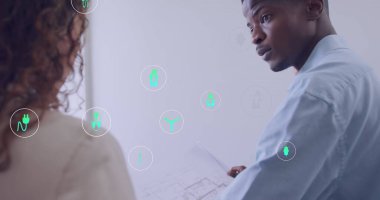 Ofisteki çeşitli iş adamları üzerinde ekoloji ikonlarının resmi. Küresel iş, finans ve dijital arayüz kavramı dijital olarak oluşturulmuş görüntü.