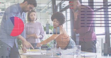 Toplantı sırasında çeşitli iş adamlarının veri işleme görüntüsü. küresel ağlar, iş dünyası, veri işleme ve dijital arayüz kavramı dijital olarak oluşturuldu.