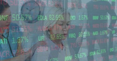 Kadın doktor ve hasta üzerinde veri işleme görüntüsü. tıp, dijital arayüz ve veri işleme kavramı dijital olarak oluşturulmuş görüntü.