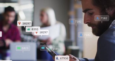 Çeşitli iş adamlarının konuştuğu ve dizüstü bilgisayar kullandığı medya simgeleri. küresel ağlar, iş dünyası, veri işleme ve dijital arayüz kavramı dijital olarak oluşturuldu.